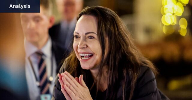 Com um único ato, ganhador do Prêmio Nobel da Paz A filha de Machado, Ana Corina Sosa Machado, recebeu o prêmio em nome da mãe na quarta-feira.