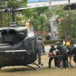 Pessoas deslocadas carregam caixas com água potável distribuídas em um campo temporário na província de Oddar Meanchey, no Camboja, em 11 de dezembro de 2025, em meio a confrontos ao longo da fronteira Camboja-Tailândia. Novos combates ocorreram na fronteira do Camboja e da Tailândia em 11 de dezembro, com combates ouvidos perto de templos centenários, antes de um esperado telefonema do presidente dos EUA, Donald Trump, aos líderes das duas nações. (Foto de TANG CHHIN Sothy/AFP)