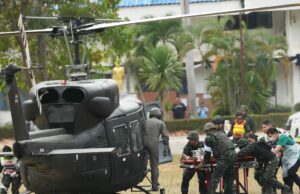 Combates Tailândia-Camboja entram no 5º dia, primeiro-ministro tailandês confirma ligação de Trump Pessoas deslocadas carregam caixas com água potável distribuídas em um campo temporário na província de Oddar Meanchey, no Camboja, em 11 de dezembro de 2025, em meio a confrontos ao longo da fronteira Camboja-Tailândia. Novos combates ocorreram na fronteira do Camboja e da Tailândia em 11 de dezembro, com combates ouvidos perto de templos centenários, antes de um esperado telefonema do presidente dos EUA, Donald Trump, aos líderes das duas nações. (Foto de TANG CHHIN Sothy/AFP)