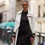 HAMBURGO, ALEMANHA - 16 DE OUTUBRO: Cherifa Akili é vista usando um minivestido suéter largo de malha bege com textura de caxemira macia e felpuda de Aylin Koenig; lenço de malha creme em uma mistura fofa de mohair de Aylin Koenig; botas de couro com relevo de cobra na altura do joelho em padrão de réptil cinza e preto com bico pontudo da Arket; uma bolsa Kelly estruturada em dois tons com corpo de couro preto estruturado, detalhes frontais em lona de linho creme e detalhes dourados da Hermès; óculos de sol pretos em acetato angular com formato olho de gato e aro grosso da Phoebe Philo; seu cabelo está penteado para trás em um coque baixo com repartição ao meio em 16 de outubro de 2025 em Hamburgo, Alemanha. (Foto de Moritz Scholz/Getty Images)