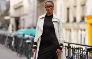 Combine com estilo: estes vestidos de suéter midi que favorecem a figura custam apenas US $ 20 HAMBURGO, ALEMANHA - 16 DE OUTUBRO: Cherifa Akili é vista usando um minivestido suéter largo de malha bege com textura de caxemira macia e felpuda de Aylin Koenig; lenço de malha creme em uma mistura fofa de mohair de Aylin Koenig; botas de couro com relevo de cobra na altura do joelho em padrão de réptil cinza e preto com bico pontudo da Arket; uma bolsa Kelly estruturada em dois tons com corpo de couro preto estruturado, detalhes frontais em lona de linho creme e detalhes dourados da Hermès; óculos de sol pretos em acetato angular com formato olho de gato e aro grosso da Phoebe Philo; seu cabelo está penteado para trás em um coque baixo com repartição ao meio em 16 de outubro de 2025 em Hamburgo, Alemanha. (Foto de Moritz Scholz/Getty Images)