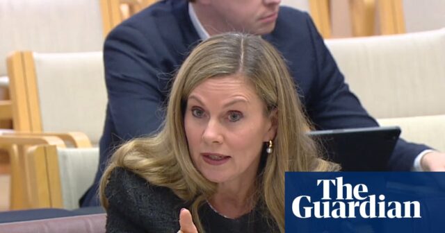 Comissário de eSafety questionado sobre Roblox e proibição de mídia social após investigação do Guardian – vídeo
