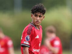 Como JJ Gabriel se saiu no treinamento sênior do Man Utd enquanto um jogador o coloca sob sua proteção JJ Gabriel comemora pelo Manchester United.