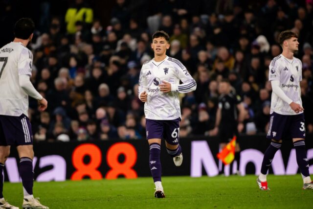 Como Jack Fletcher e Shea Lacey se saíram em sua estreia no Man United contra o Aston Villa
