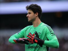 Como a distância do chute de gol de Senne Lammens no Man Utd e a porcentagem de defesas se comparam ao Altay Bayindir Senne Lammens marca gol do Manchester United