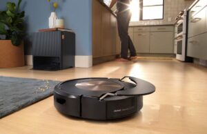 Como a iRobot perdeu o caminho de casa Roomba, in action on wood floor