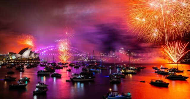 Os fogos de artifício da meia-noite da véspera de Ano Novo no porto de Sydney, vistos da cadeira da Sra. Macquaries. 31 de dezembro de 2024. Foto: Wolter Peeters, The Sydney Morning Herald.
