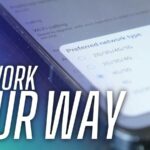 O Pixel 4a deitado sobre uma pedra.