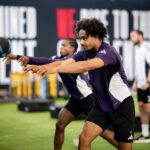 Joshua Zirkzee na Molineux, vestindo kit preto