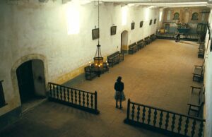 Como o desenhista de produção de ‘Uma batalha após a outra’ encontrou a casinha de tronco de árvore perfeita para Leonardo DiCaprio Uma batalha após outra perseguição Infiniti