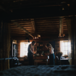 Como o designer de produção de 'Train Dreams' construiu uma cabana que se tornou uma âncora para memórias