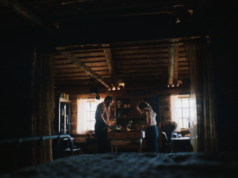 Como o designer de produção de ‘Train Dreams’ construiu uma cabana que se tornou uma âncora para memórias Como o designer de produção de 'Train Dreams' construiu uma cabana que se tornou uma âncora para memórias