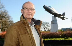 Como o pequeno aeroporto se tornou uma das capitais dos jatos particulares da Grã-Bretanha em meio a planos de DOBRAR todos os voos de luxo… mas os vizinhos NÃO estão impressionados Colin Shearn (foto) fundou o Farnborough Noise Group há seis anos