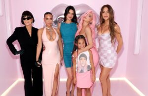 Como os Kardashians comemoraram o Natal depois de pular a festa repleta de estrelas Como os Kardashians comemoraram o Natal depois de pular a festa repleta de estrelas