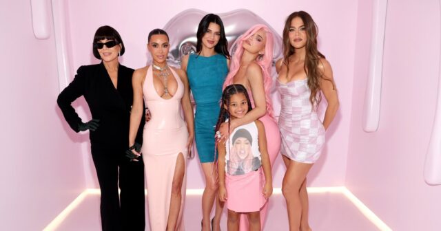 Como os Kardashians comemoraram o Natal depois de pular a Como os Kardashians comemoraram o Natal depois de pular a festa repleta de estrelas