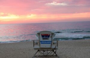 Como os australianos estão comemorando sete dias desde que 15 pessoas foram mortas em Bondi SYDNEY, AUSTRÁLIA - 21 DE DEZEMBRO: Uma vista geral de Bondi Beach ao amanhecer quando a luz do dia surge em 21 de dezembro de 2025 em Sydney, Austrália. A vida lentamente voltou ao normal em Bondi Beach, com pessoas de todas as esferas da vida ainda prestando homenagens e homenagens enquanto a dor e os funerais deram lugar a comemorações silenciosas. A polícia diz que pelo menos 16 pessoas, incluindo um suposto atirador, foram mortas e mais de 40 ficaram feridas quando dois agressores abriram fogo perto de uma celebração de Hanukkah no mundialmente famoso B.