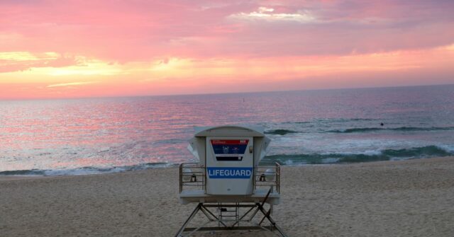 SYDNEY, AUSTRÁLIA - 21 DE DEZEMBRO: Uma vista geral de Bondi Beach ao amanhecer quando a luz do dia surge em 21 de dezembro de 2025 em Sydney, Austrália. A vida lentamente voltou ao normal em Bondi Beach, com pessoas de todas as esferas da vida ainda prestando homenagens e homenagens enquanto a dor e os funerais deram lugar a comemorações silenciosas. A polícia diz que pelo menos 16 pessoas, incluindo um suposto atirador, foram mortas e mais de 40 ficaram feridas quando dois agressores abriram fogo perto de uma celebração de Hanukkah no mundialmente famoso B.