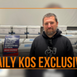 Chrissy Peters, diretora de eleições do secretário de estado do Missouri, aprova a papelada que mostra que as assinaturas da petição foram enviadas na terça-feira, 9 de dezembro de 2025, em Jefferson City, pelo diretor executivo da People Not Politicians, Richard von Glahn, pedindo um referendo eleitoral sobre os novos distritos da Câmara dos EUA aprovados pela legislatura do Missouri. (Foto AP/David A. Lieb)