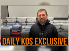 Como os moradores do Missouri se levantaram contra o gerrymandering: o Partido Republicano está ‘aterrorizado’ Chrissy Peters, diretora de eleições do secretário de estado do Missouri, aprova a papelada que mostra que as assinaturas da petição foram enviadas na terça-feira, 9 de dezembro de 2025, em Jefferson City, pelo diretor executivo da People Not Politicians, Richard von Glahn, pedindo um referendo eleitoral sobre os novos distritos da Câmara dos EUA aprovados pela legislatura do Missouri. (Foto AP/David A. Lieb)