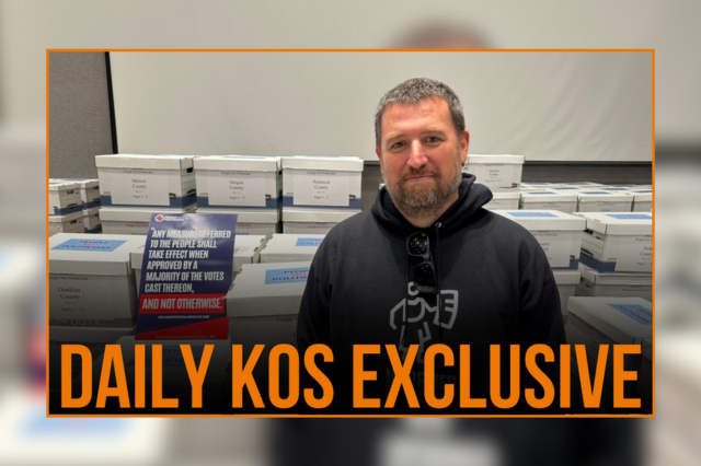 Chrissy Peters, diretora de eleições do secretário de estado do Missouri, aprova a papelada que mostra que as assinaturas da petição foram enviadas na terça-feira, 9 de dezembro de 2025, em Jefferson City, pelo diretor executivo da People Not Politicians, Richard von Glahn, pedindo um referendo eleitoral sobre os novos distritos da Câmara dos EUA aprovados pela legislatura do Missouri. (Foto AP/David A. Lieb)