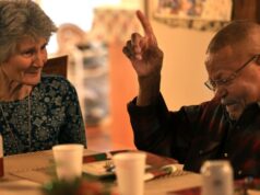 Como um grupo de investidores injustiçados pelo magnata imobiliário da Bay Area se tornou a ‘resposta de Deus às nossas próprias orações’ A partir da esquerda, Mike Morse, Maria Crane e Edy Mack reagem a um presente de elefante branco durante uma festa de Natal, domingo, 14 de dezembro de 2025. Todos eram investidores da LeFever Mattson. (Kent Porter / Imprensa Democrata)