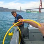 Um navio porta-contêineres se move em direção à Baía de São Francisco vindo do Oceano Pacífico na terça-feira, 11 de novembro de 2025, perto de São Francisco, Califórnia. O Projeto SeaSounds da BayQuest estudará os impactos das interações dos navios na vocalização e no comportamento das populações locais de baleias. (Aric Crabb/Grupo de Notícias da Bay Area)