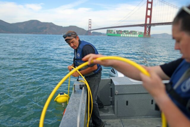 Como um grupo de rastreamento soa sob as águas da Um navio porta-contêineres se move em direção à Baía de São Francisco vindo do Oceano Pacífico na terça-feira, 11 de novembro de 2025, perto de São Francisco, Califórnia. O Projeto SeaSounds da BayQuest estudará os impactos das interações dos navios na vocalização e no comportamento das populações locais de baleias. (Aric Crabb/Grupo de Notícias da Bay Area)