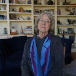 Uma caixa de vidro exibindo um frasco de BabyBIG, o tratamento para botulismo infantil, é mostrada em 21 de novembro de 2025 em Aos Altos, Califórnia (AP Photo/Terry Chea)