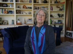 Como um medicamento raro feito com sangue de cientistas da Califórnia salva bebês do botulismo Uma caixa de vidro exibindo um frasco de BabyBIG, o tratamento para botulismo infantil, é mostrada em 21 de novembro de 2025 em Aos Altos, Califórnia (AP Photo/Terry Chea)