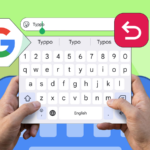 Uma pessoa usando o teclado QWERTY Mini