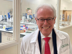 Como uma empresa centenária passou de Hull para Hollywood Um casal de meia-idade está em frente a um conjunto de portas brancas segurando uma claquete de filme e um recorte de revista. À esquerda, um homem com cabelos escuros e grisalhos, vestindo um blazer fulvo e com o polegar para cima. À direita uma mulher de cabelos castanhos, amarrados para trás, vestindo um suéter azul e rosa. A claquete é branca com as palavras "Óleo de Lorenzo, diretor George Miller, câmera John Seale" impresso nele em letras vermelhas. O recorte da revista inclui a foto de um menino vestindo uma camisa de rugby listrada de vermelho e branco.