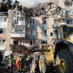 Composição de capturas de tela do aplicativo mostrando alertas de ataques aéreos na Ucrânia