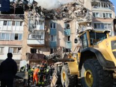 Como uma previsão do tempo, mas para o terror: este aplicativo mostra como as negociações de paz na Ucrânia realmente estão indo Composição de capturas de tela do aplicativo mostrando alertas de ataques aéreos na Ucrânia