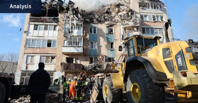 Composição de capturas de tela do aplicativo mostrando alertas de ataques aéreos na Ucrânia