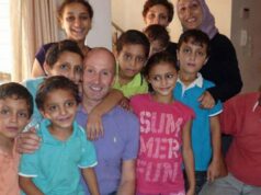 Como você carrega uma casa que continua quebrando? Jovem de boné e vestido em um campo de futebol