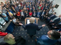 Como você está pagando pelo último ataque de Trump à mídia Desenho animado de Mike Luckovich