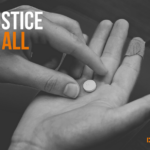 ARQUIVO - Uma ativista pelos direitos ao aborto segura uma caixa de pílulas de mifepristona enquanto manifestantes de grupos antiaborto e de direitos ao aborto se manifestam em frente à Suprema Corte em Washington, em 26 de março de 2024. (AP Photo/Amanda Andrade-Rhoades, Arquivo)