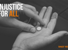 Compras do júri com Jeanine e mentirosos sobre pílulas abortivas são aprovados ARQUIVO - Uma ativista pelos direitos ao aborto segura uma caixa de pílulas de mifepristona enquanto manifestantes de grupos antiaborto e de direitos ao aborto se manifestam em frente à Suprema Corte em Washington, em 26 de março de 2024. (AP Photo/Amanda Andrade-Rhoades, Arquivo)