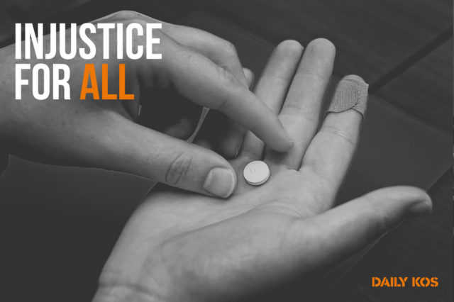 Compras do júri com Jeanine e mentirosos sobre pílulas abortivas ARQUIVO - Uma ativista pelos direitos ao aborto segura uma caixa de pílulas de mifepristona enquanto manifestantes de grupos antiaborto e de direitos ao aborto se manifestam em frente à Suprema Corte em Washington, em 26 de março de 2024. (AP Photo/Amanda Andrade-Rhoades, Arquivo)