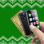 Um pequeno smartphone preto e seus acessórios: capa transparente, protetor de tela, guia rápido Nano, ferramenta ejetora de SIM e cabo de carregamento.