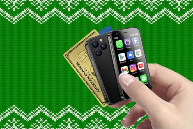 Compre o minúsculo (mas poderoso) nanofone por apenas US $ Um pequeno smartphone preto e seus acessórios: capa transparente, protetor de tela, guia rápido Nano, ferramenta ejetora de SIM e cabo de carregamento.