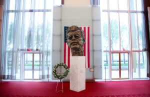 Concerto de jazz na véspera de Natal do Kennedy Center cancelado após nome de Trump adicionado ao prédio Yahoo news home