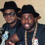 Membros do grupo musical RUN-DMC (da esquerda para a direita) Jason Mizell (Jam Master Jay), Darryl McDaniels (DMC) e Joseph Simmons (DJ Run) fazem impressões de mãos enquanto são introduzidos no Rockwalk de Hollywood em 25 de fevereiro de 2002 em Los Angeles, Califórnia. Rockwalk de Hollywood é uma galeria dedicada a homenagear artistas que fizeram contribuições significativas para a evolução do rock 'n roll. REUTERS/Adrees Latif AL/MMR