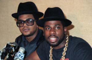 Condenação anulada pelo assassinato do astro do rap Jam Master Jay, membro do Run-DMC Membros do grupo musical RUN-DMC (da esquerda para a direita) Jason Mizell (Jam Master Jay), Darryl McDaniels (DMC) e Joseph Simmons (DJ Run) fazem impressões de mãos enquanto são introduzidos no Rockwalk de Hollywood em 25 de fevereiro de 2002 em Los Angeles, Califórnia. Rockwalk de Hollywood é uma galeria dedicada a homenagear artistas que fizeram contribuições significativas para a evolução do rock 'n roll. REUTERS/Adrees Latif AL/MMR