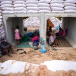 Soldados andam de motocicleta por uma rua na província de Oddar Meanchey em 10 de dezembro de 2025, após confrontos ao longo da fronteira Camboja-Tailândia. Os combates entre a Tailândia e o Camboja se espalharam por mais partes de sua fronteira contestada na terça-feira, forçando um êxodo em massa de civis enquanto as hostilidades renovadas inviabilizavam uma trégua mediada pelos EUA.