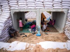 Conflitos na fronteira entre Tailândia e Camboja entram no terceiro dia enquanto 500 mil fogem dos combates Soldados andam de motocicleta por uma rua na província de Oddar Meanchey em 10 de dezembro de 2025, após confrontos ao longo da fronteira Camboja-Tailândia. Os combates entre a Tailândia e o Camboja se espalharam por mais partes de sua fronteira contestada na terça-feira, forçando um êxodo em massa de civis enquanto as hostilidades renovadas inviabilizavam uma trégua mediada pelos EUA.