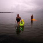 O ex-membro do Dolphin Club, Joe Illick, está em frente às tabelas de desafios de natação do Urso Polar do clube, onde os nadadores acompanham seu progresso em 40 milhas de natação de inverno em 1º de março de 2015. (Cortesia Krist Jake)