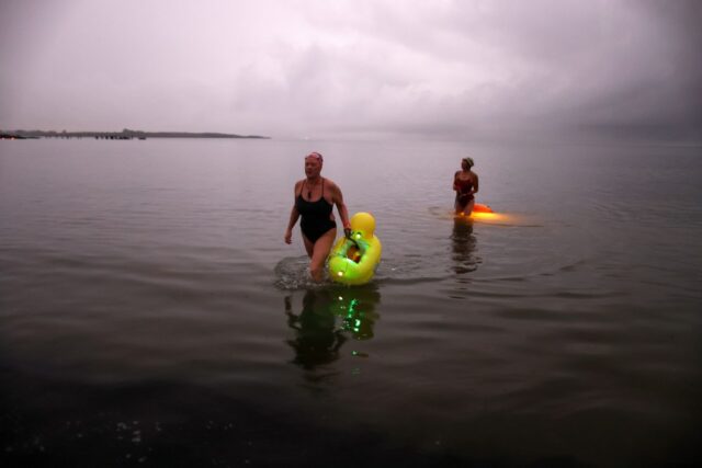 O ex-membro do Dolphin Club, Joe Illick, está em frente às tabelas de desafios de natação do Urso Polar do clube, onde os nadadores acompanham seu progresso em 40 milhas de natação de inverno em 1º de março de 2015. (Cortesia Krist Jake)