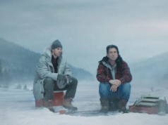 Connor McDavid retorna em comercial da BetMGM, com foco no jogo responsável Dois homens sentaram-se para pescar no meio de uma paisagem nevada. Connor McDavid retorna em comercial da BetMGM, com foco no jogo responsável