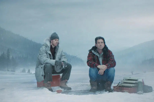 Connor McDavid retorna em comercial da BetMGM, com foco no Dois homens sentaram-se para pescar no meio de uma paisagem nevada. Connor McDavid retorna em comercial da BetMGM, com foco no jogo responsável